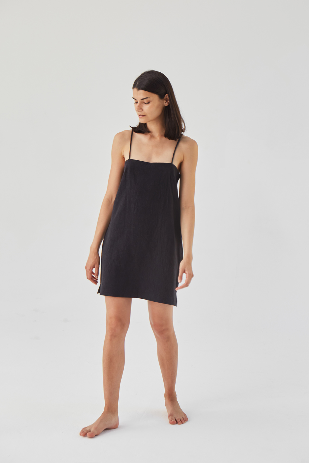 МИНИМАЛИСТИЧНОЕ ПЛАТЬЕ  НА ЛЯМКАХ