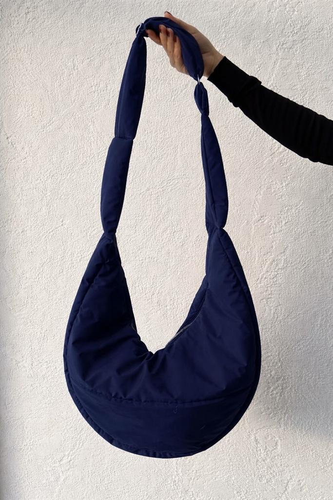 СИНЯЯ СУМКА ИЗ ДУТОГО ВОДОНЕПРОНИЦАЕМОГО ТЕКСТИЛЯ