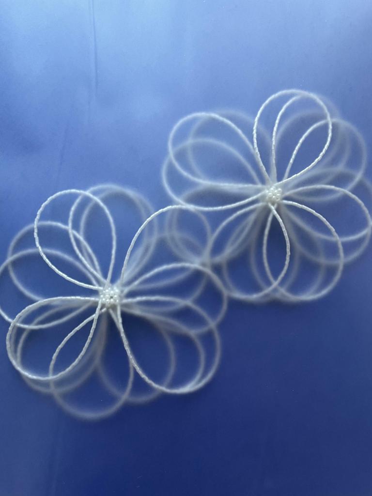 Гигантские цветы белые