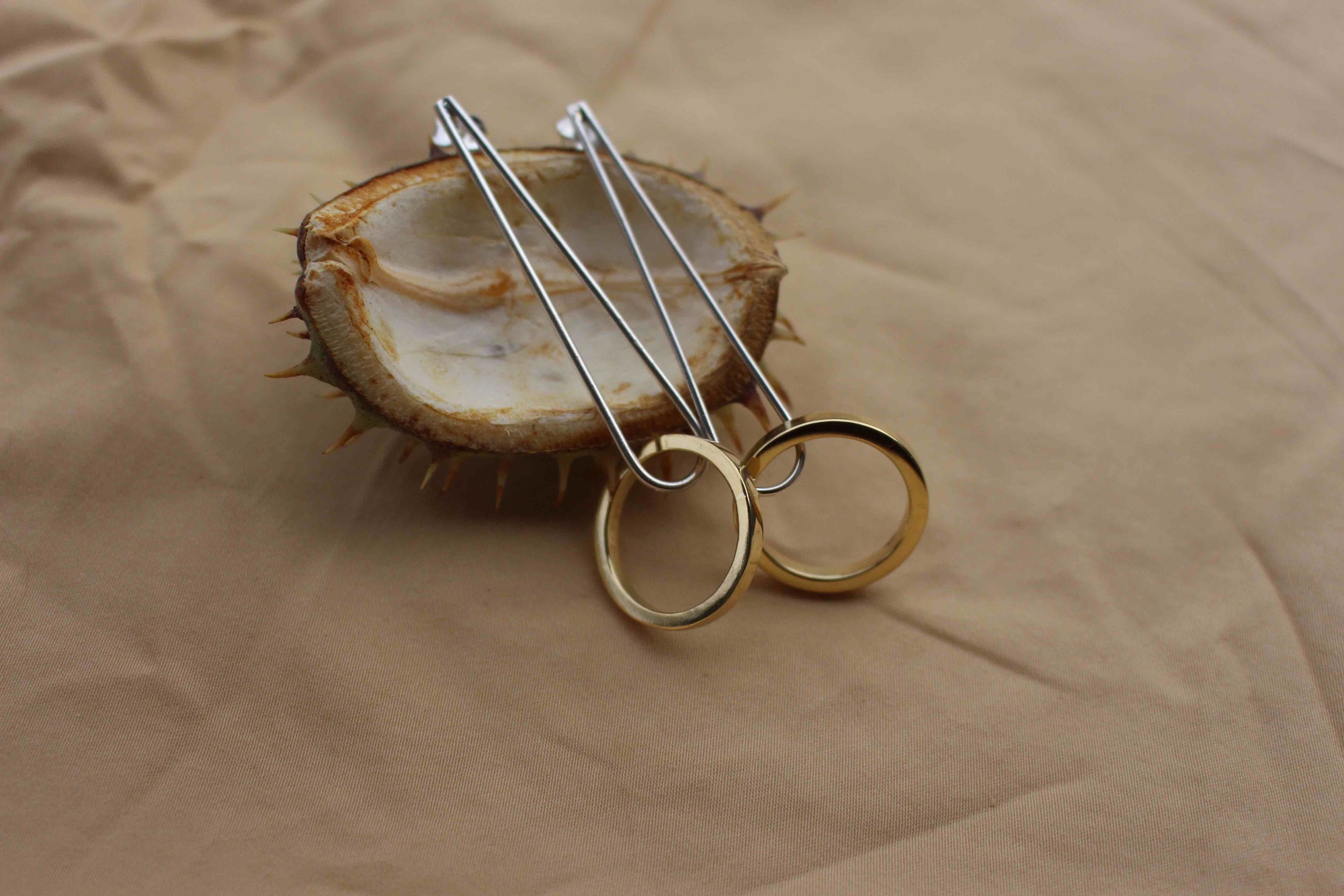 серьги с латунным кругом