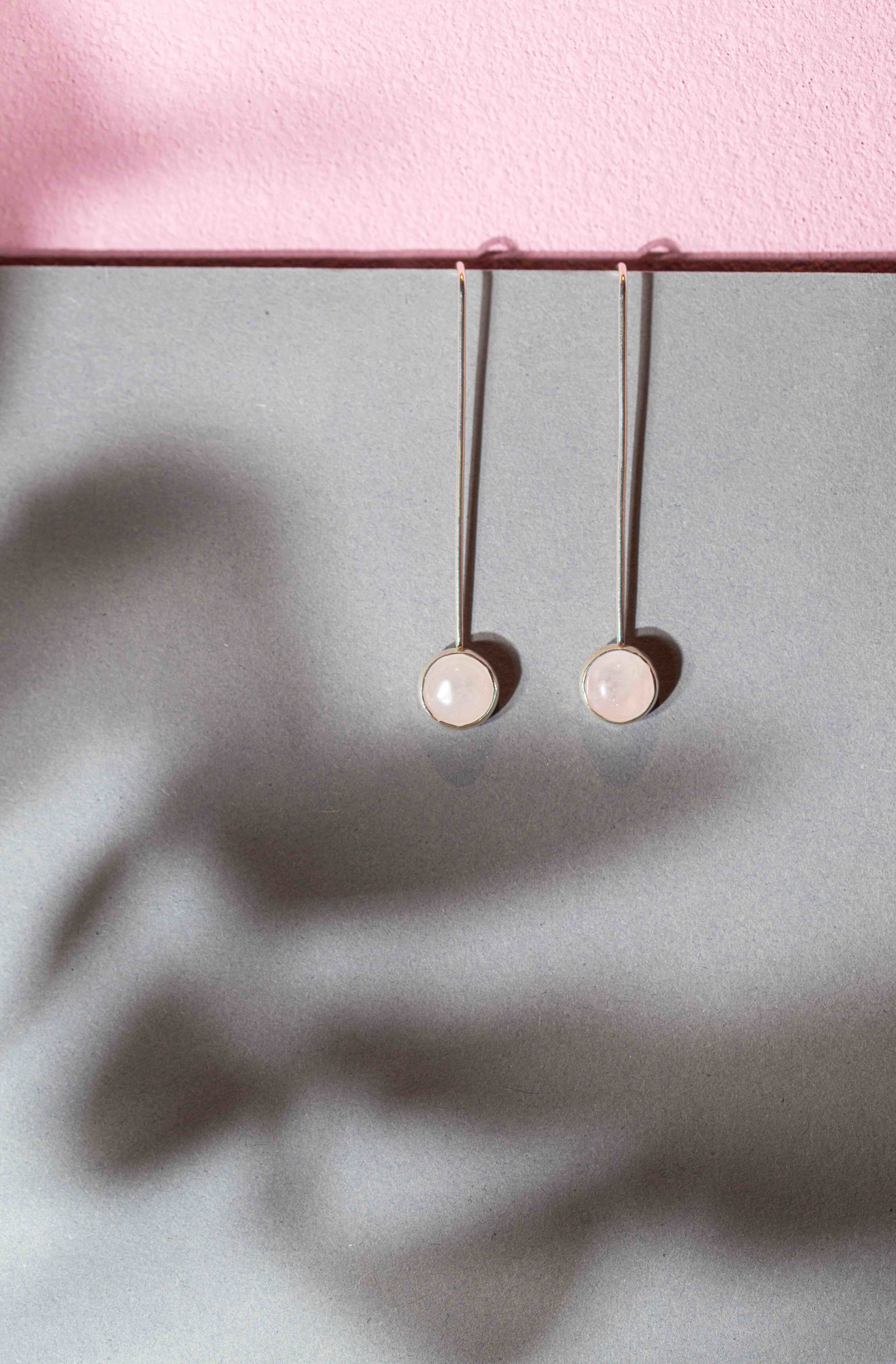 серьги с подвесным розовым кварцем