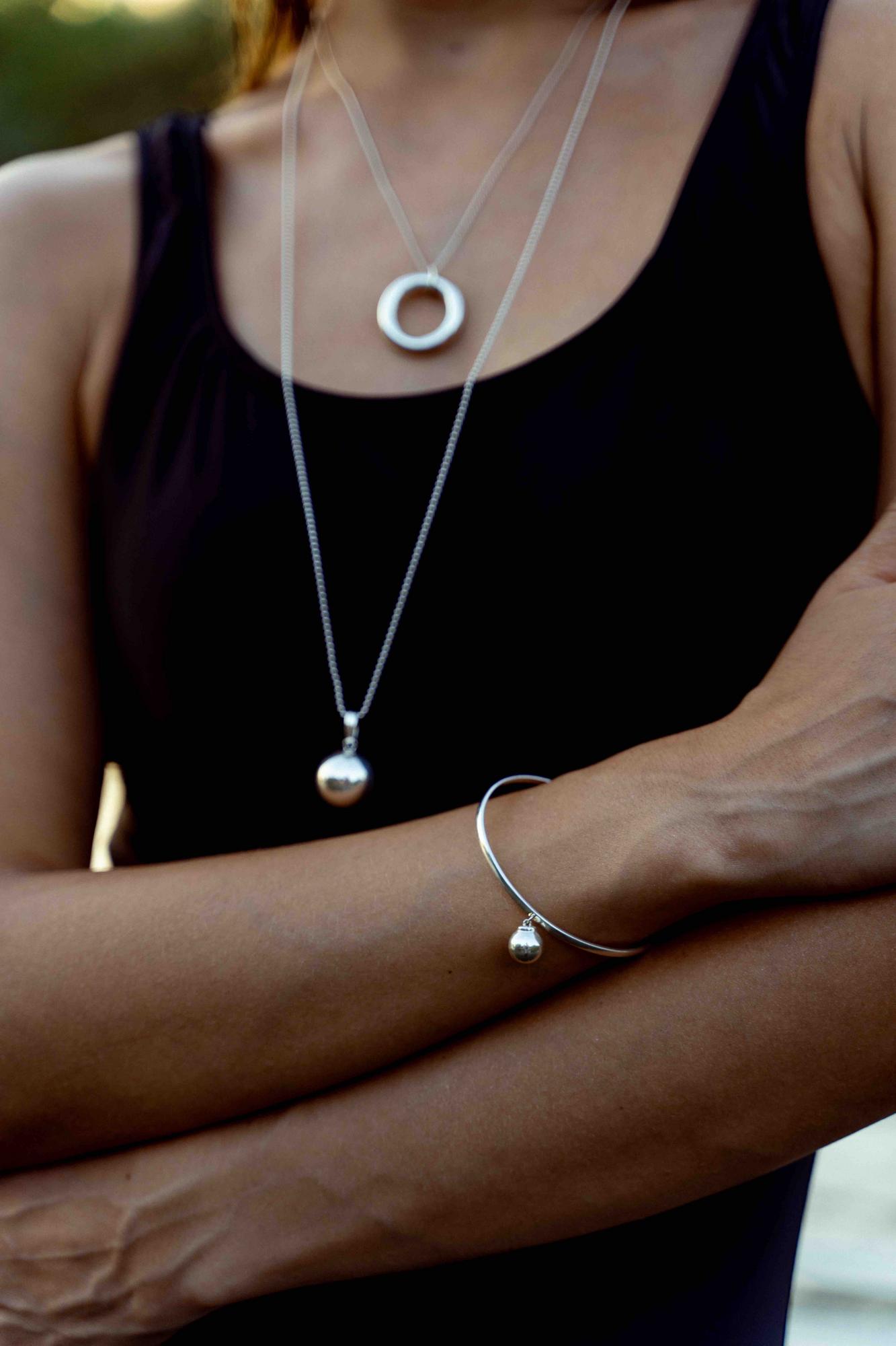 браслет с подвижным шариком