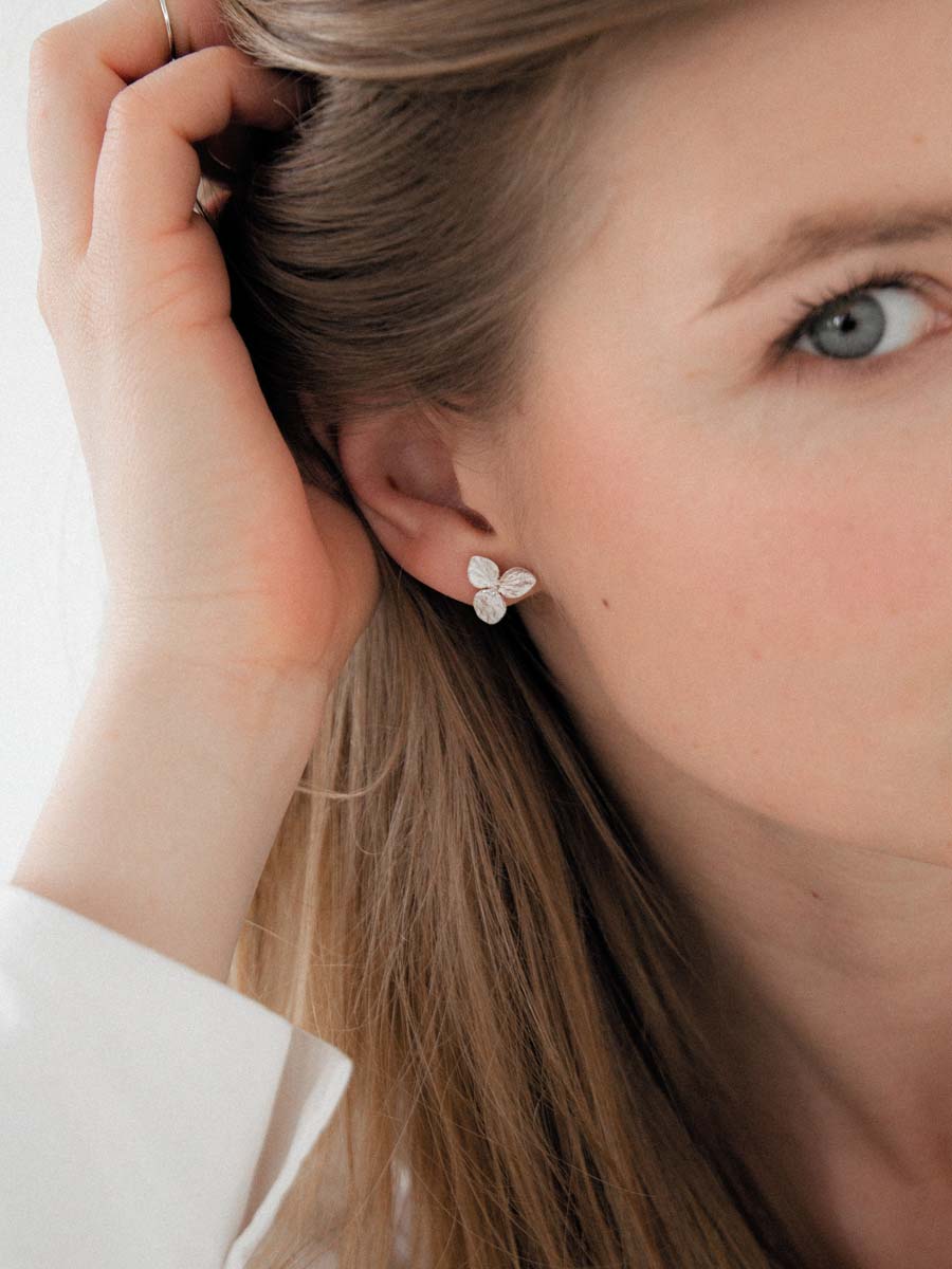 серьги-пусеты Гортензия медиум