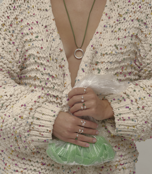 кольцо с шариком и камнем