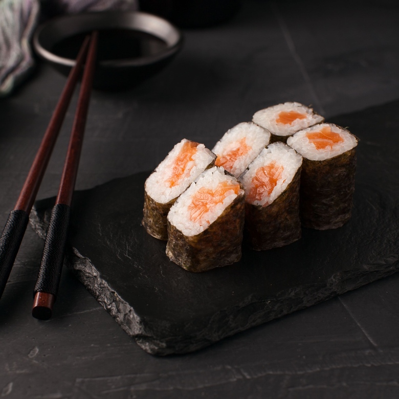 РОЛЛ С ЛОСОСЕМ 6шт