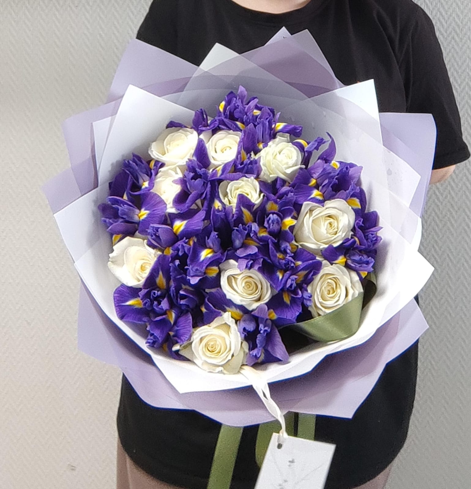 Ирисы и розы