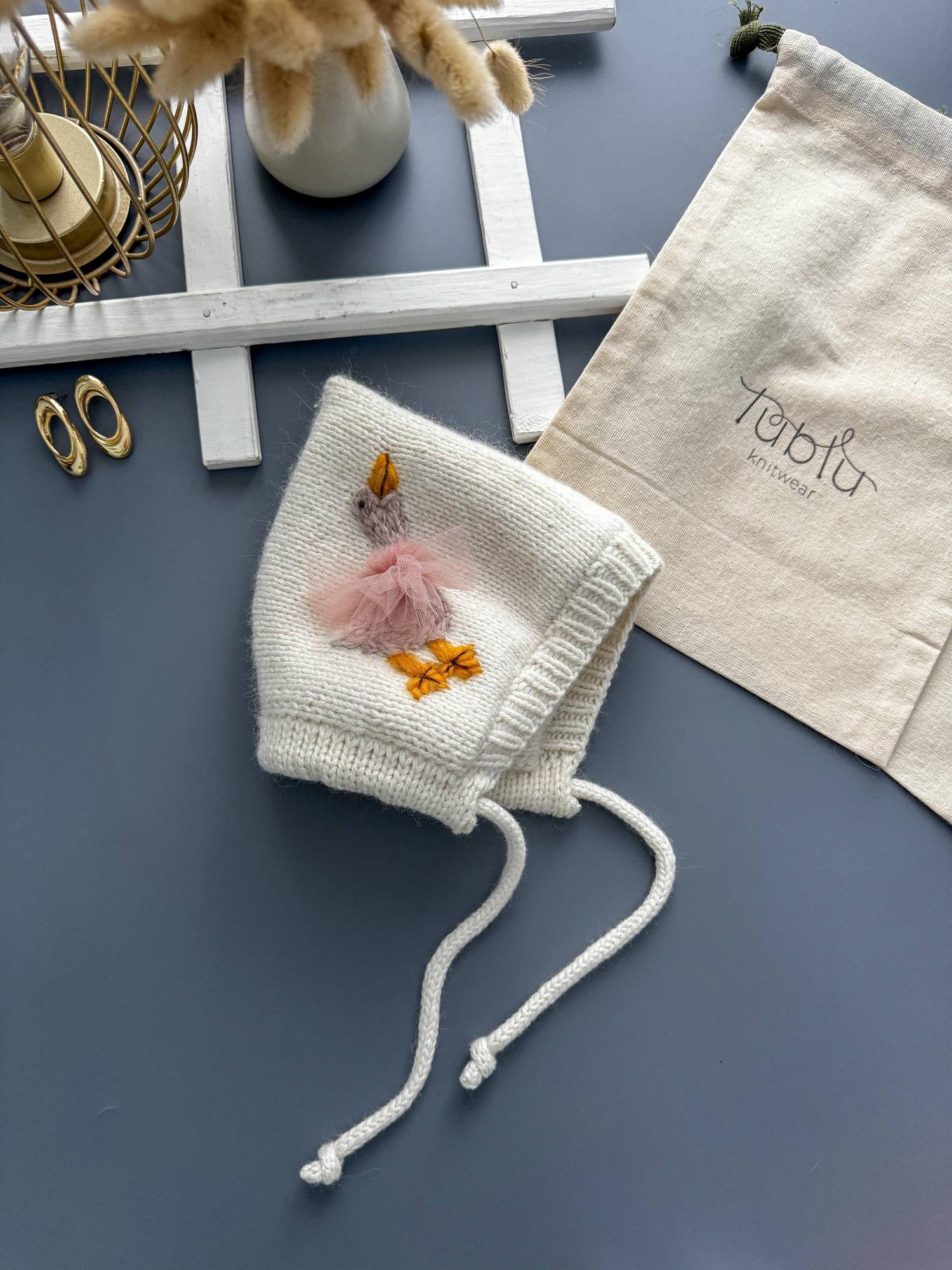 Описание "GOOSE BONNET"