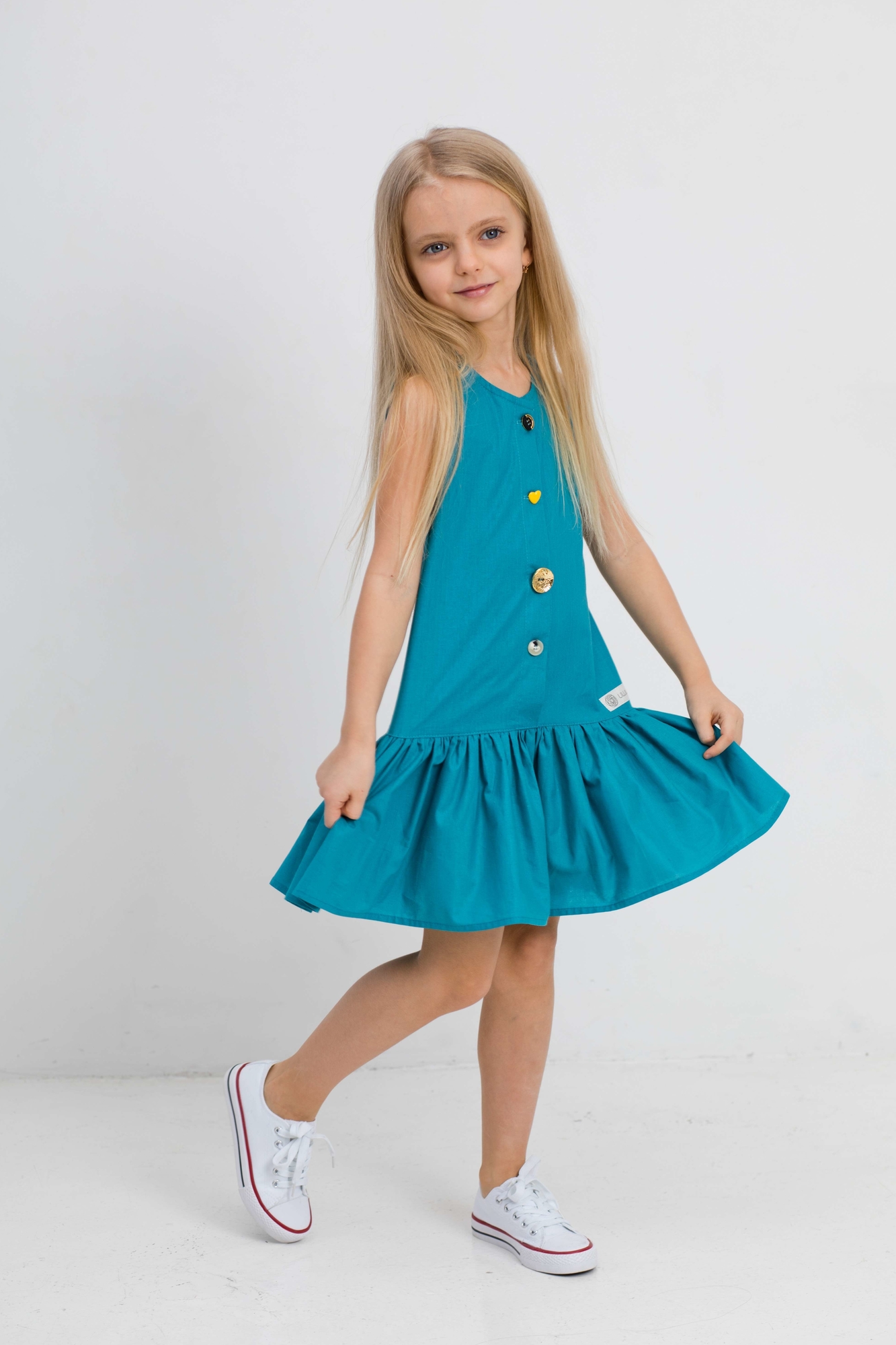 Платье с американской проймой и цветными пуговицами