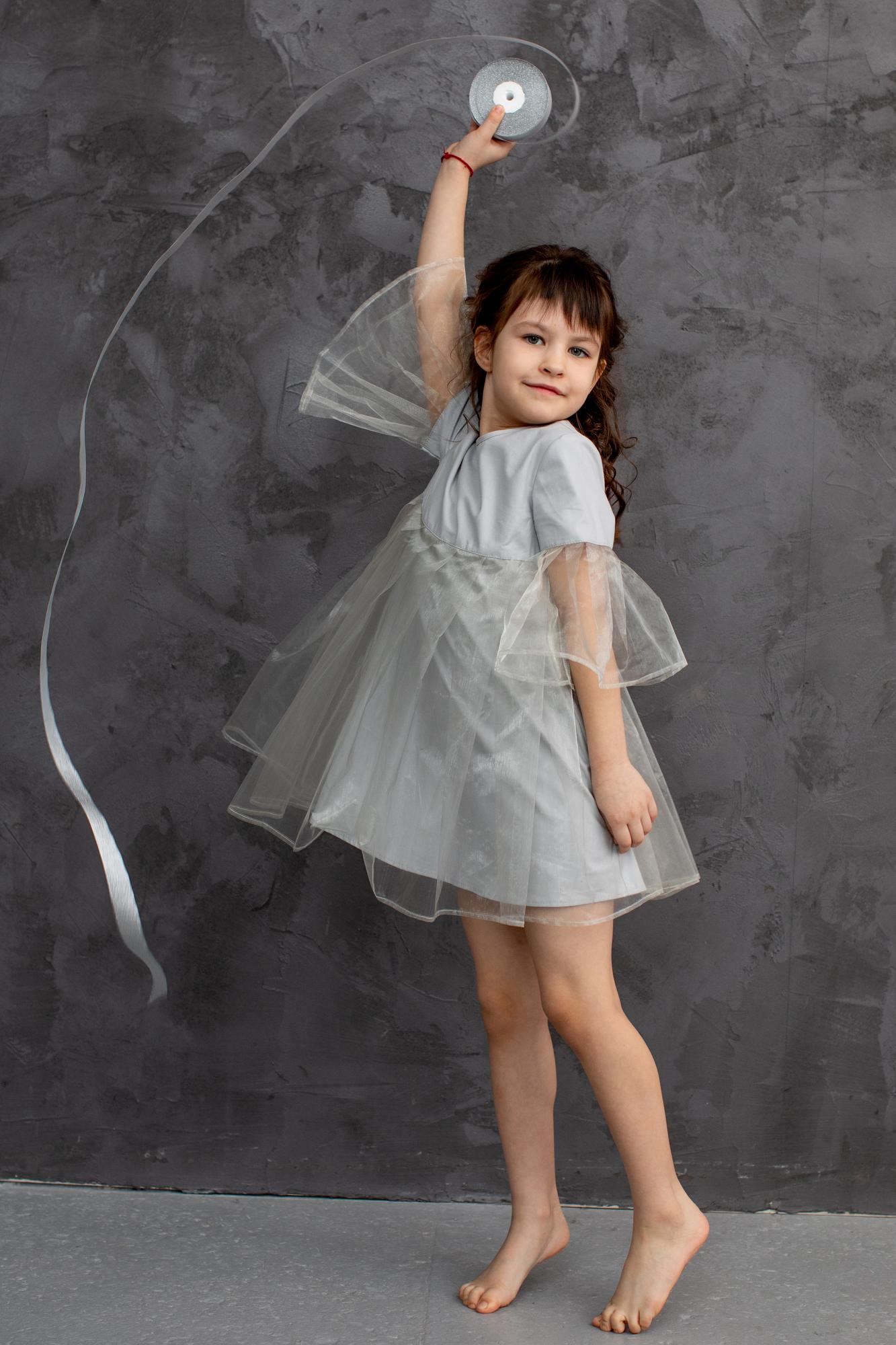 Платье с широкими рукавами и юбкой в складку