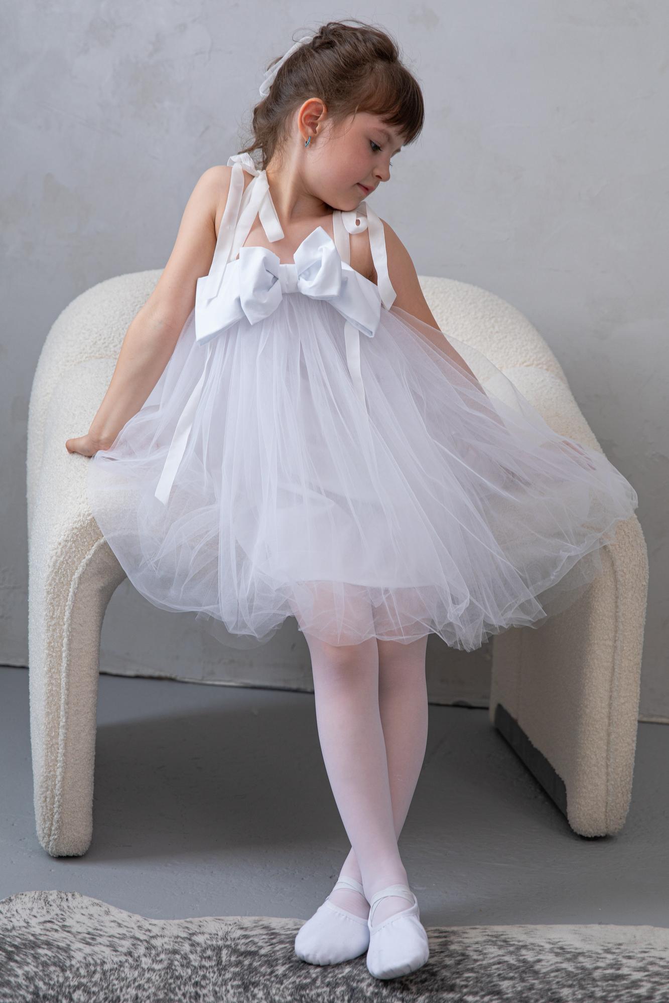 Платье с бантом на груди и балетной юбкой