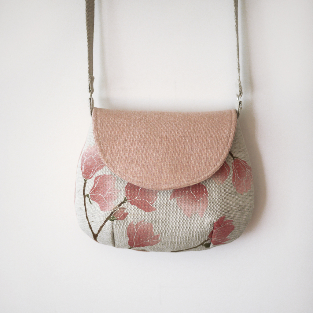 Cross body bag "Magnolia" in pink.