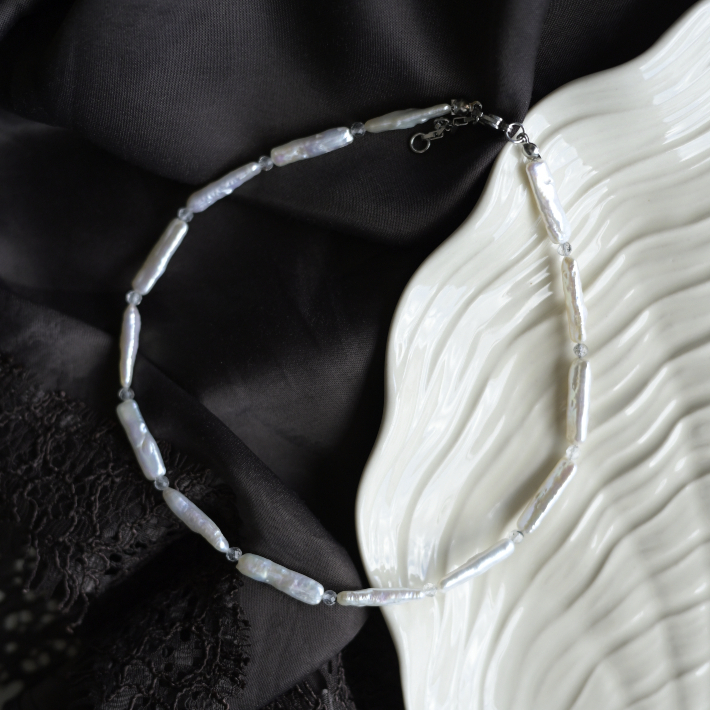 Biva Pearl Choker in White