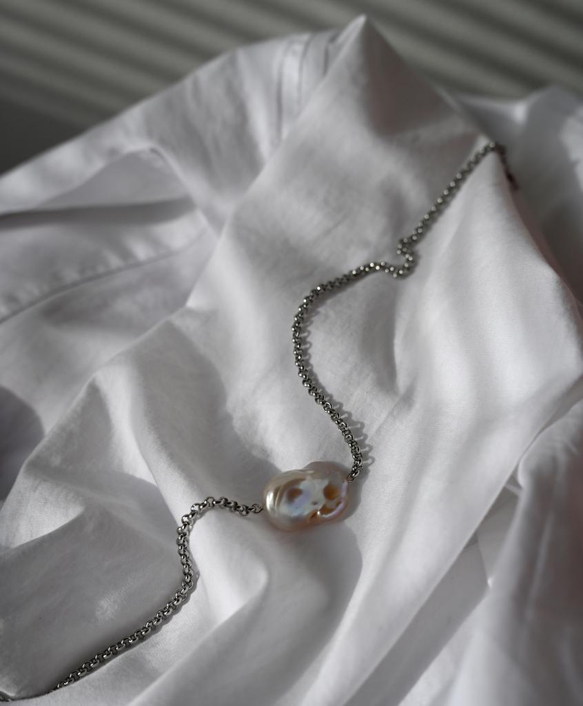 Chain with large Baroque Pearl