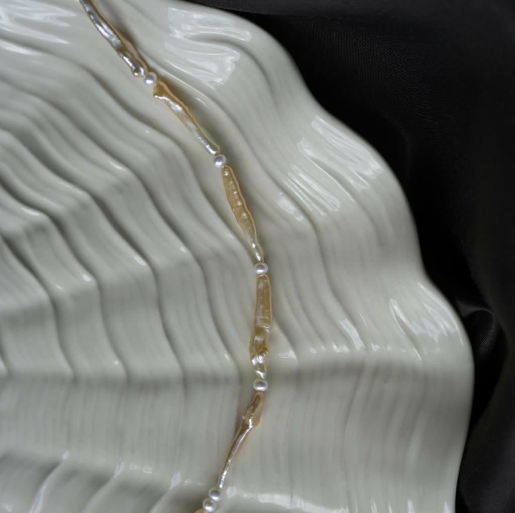 Biva Pearl Choker in peach