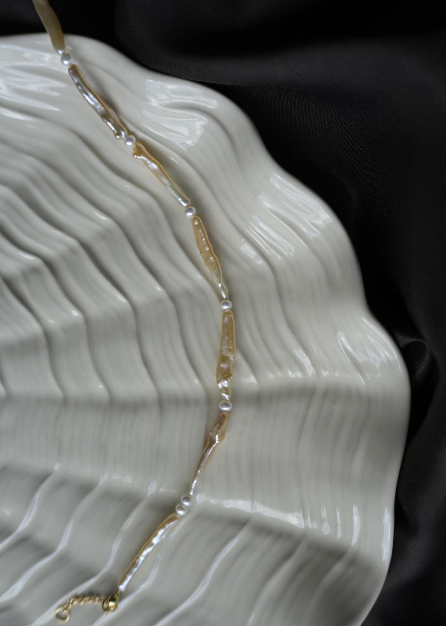 Biva Pearl Choker in peach