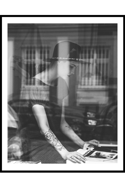 Постер Девушка за стеклом