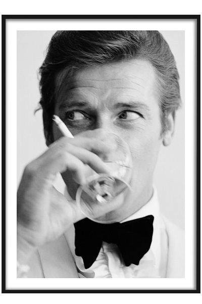 Постер Роджер Мур