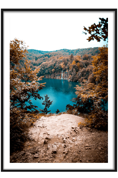 Постер  Озеро в осеннем лесу