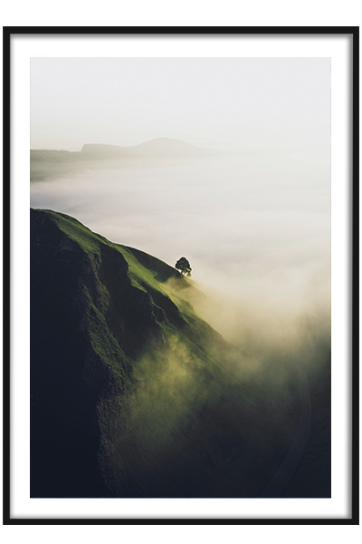 Постер Зеленый холм в тумане