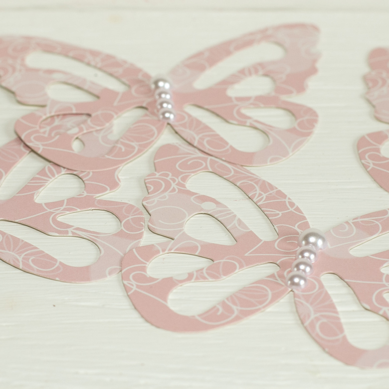 Бабочка большая с пластмассовыми полубусинами