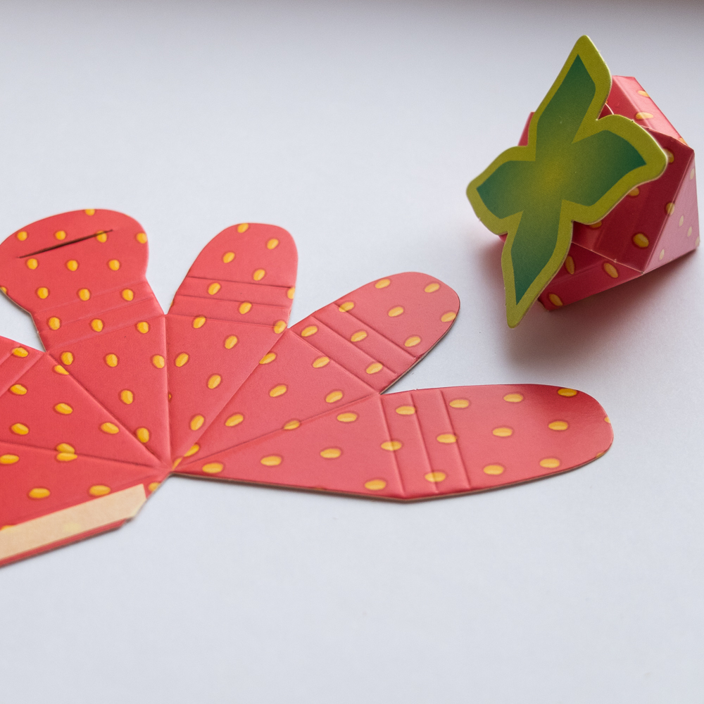 Клубника из картона