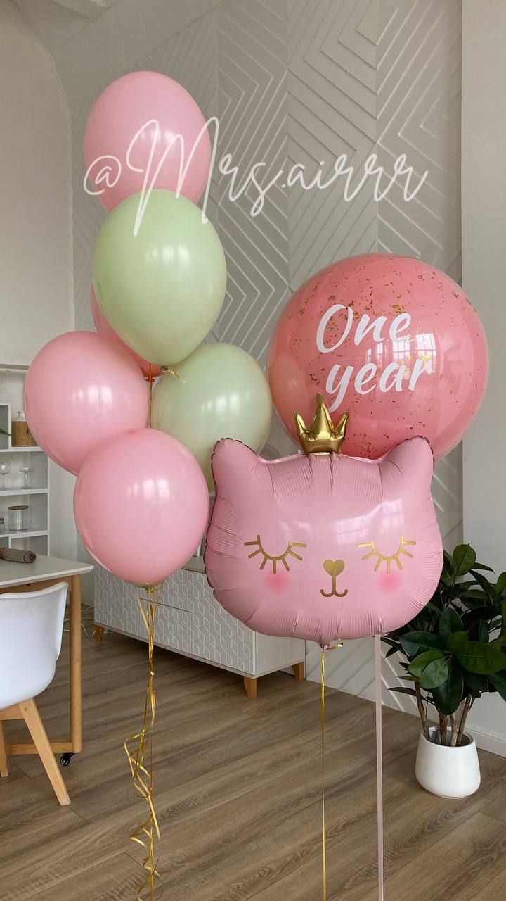 Розовая кошка и стеклянный шар