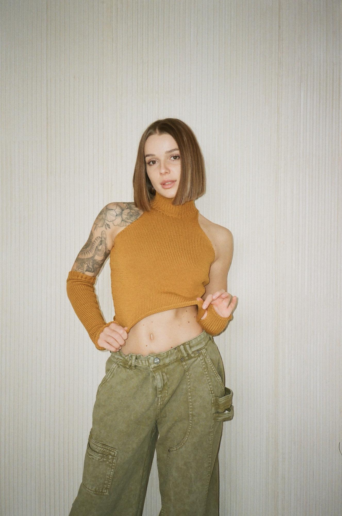 Топ с воротом и перчатками горчица XS-S