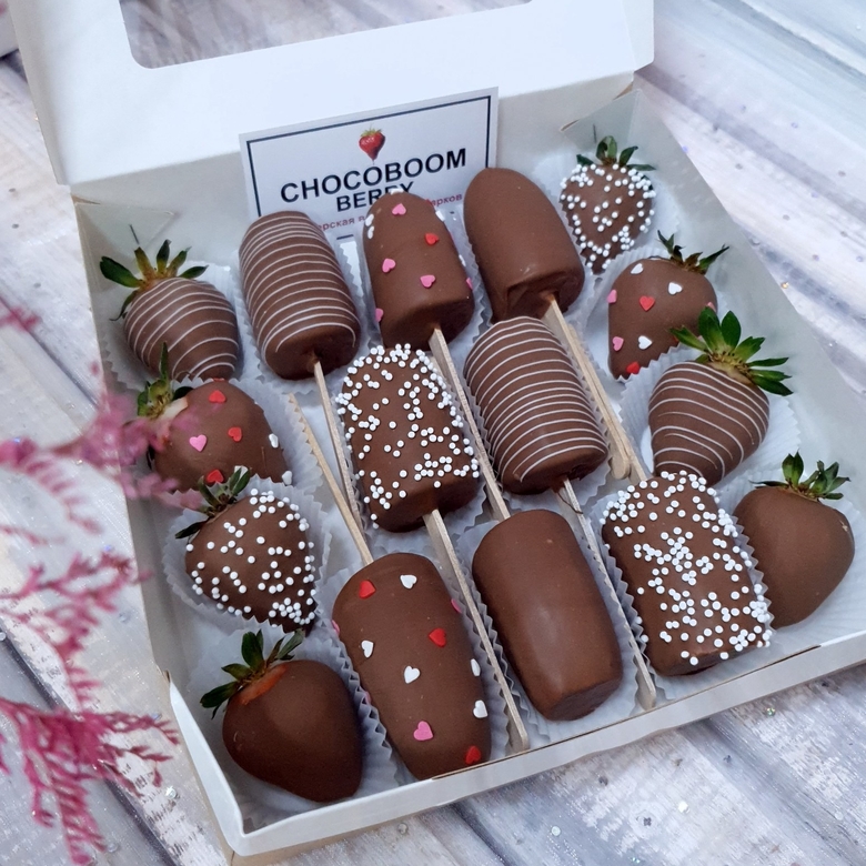 Спелая клубника и бананы в молочном шоколаде