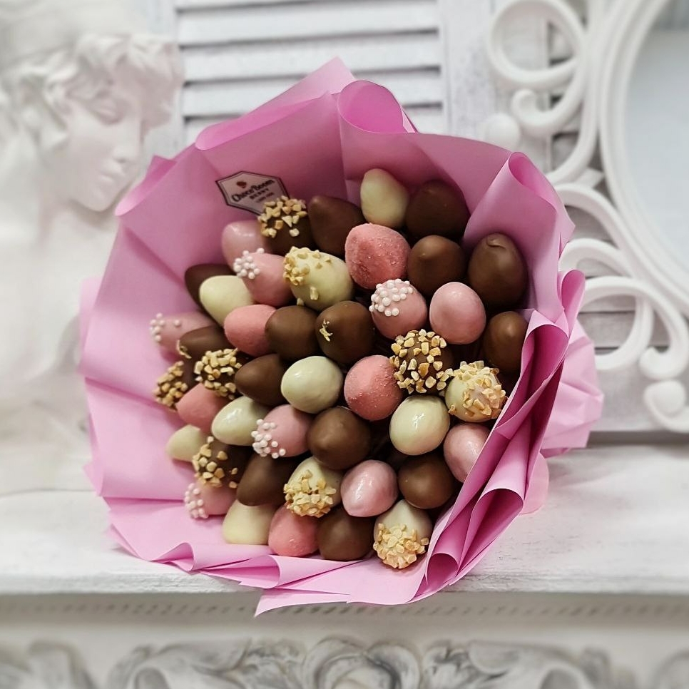 Букет из клубники в белом и молочном шоколаде