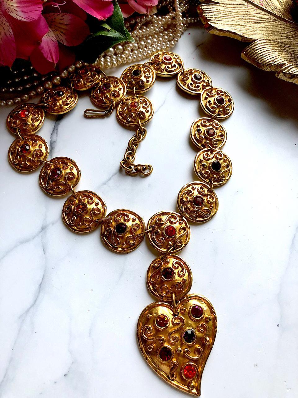 Винтажное французское колье из мятого металла с разноцветными кристаллами