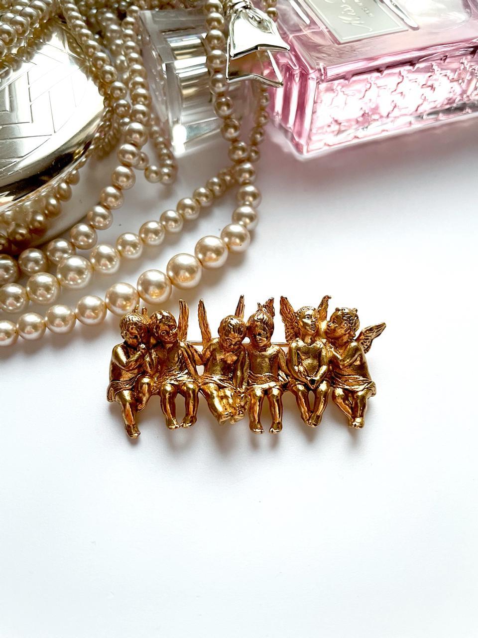 Брошь с шестью ангелами
