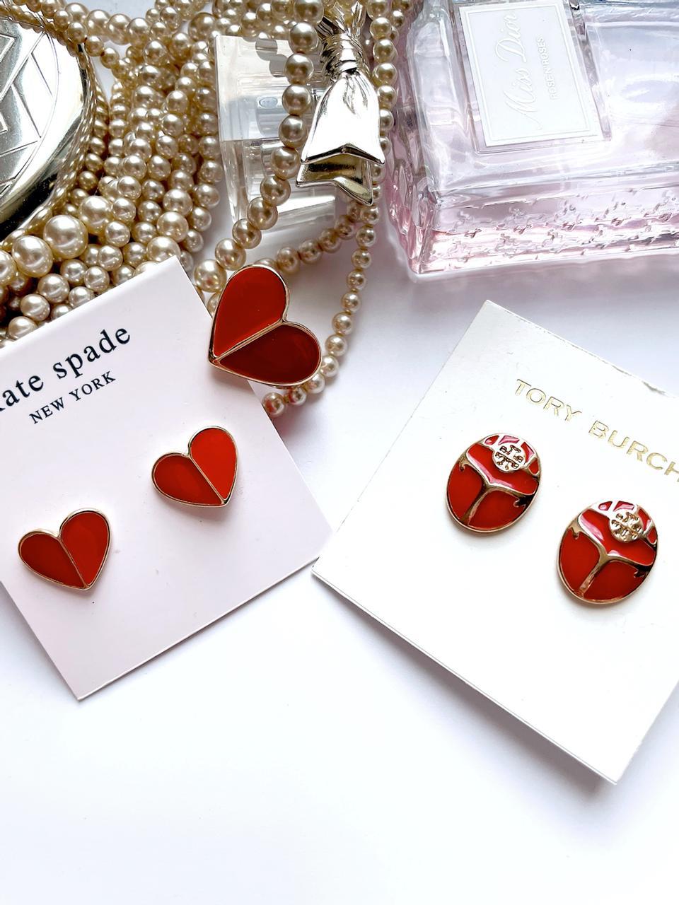 Кольцо с сердечками и алой эмалью