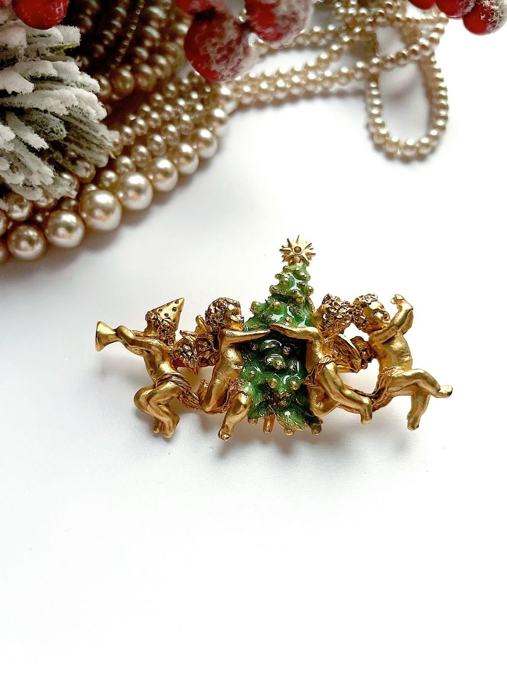 Новогодняя брошь с ангелами