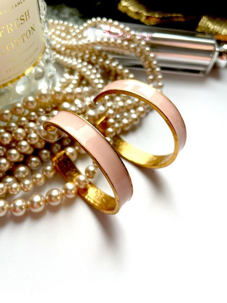 Серьги кольца с пудрового цвета эмалью