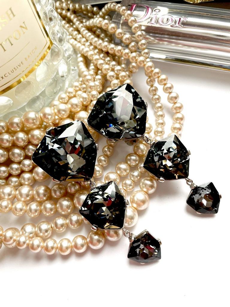 Клипсы с дымчатыми сверкающими кристаллами