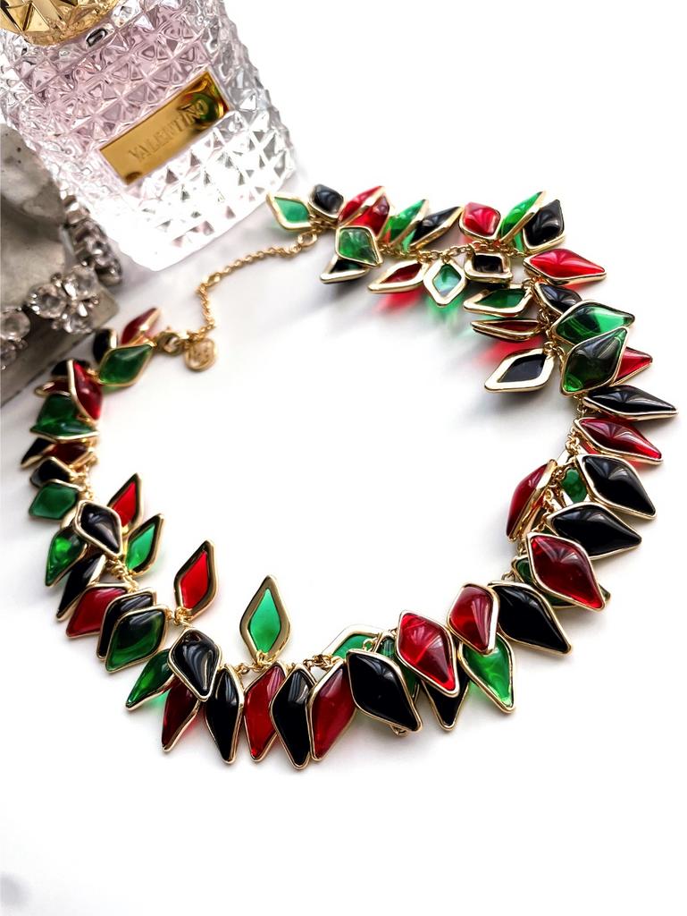 Колье с разноцветными лепестками