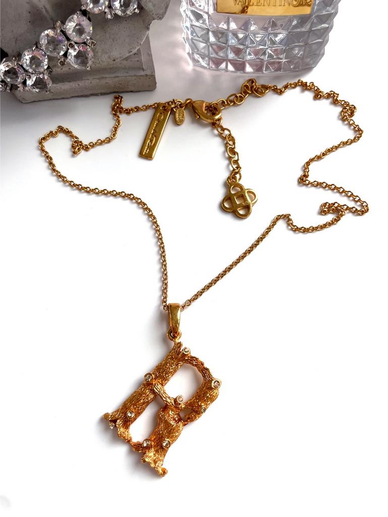 Кулон на цепи буква R