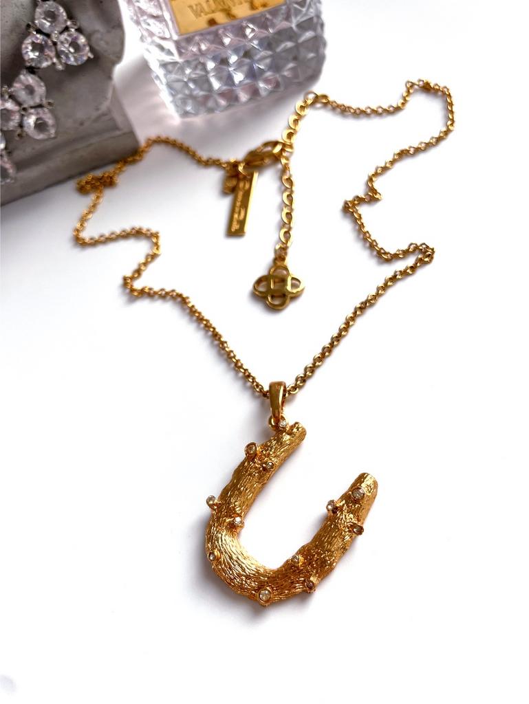 Кулон на цепи буква U