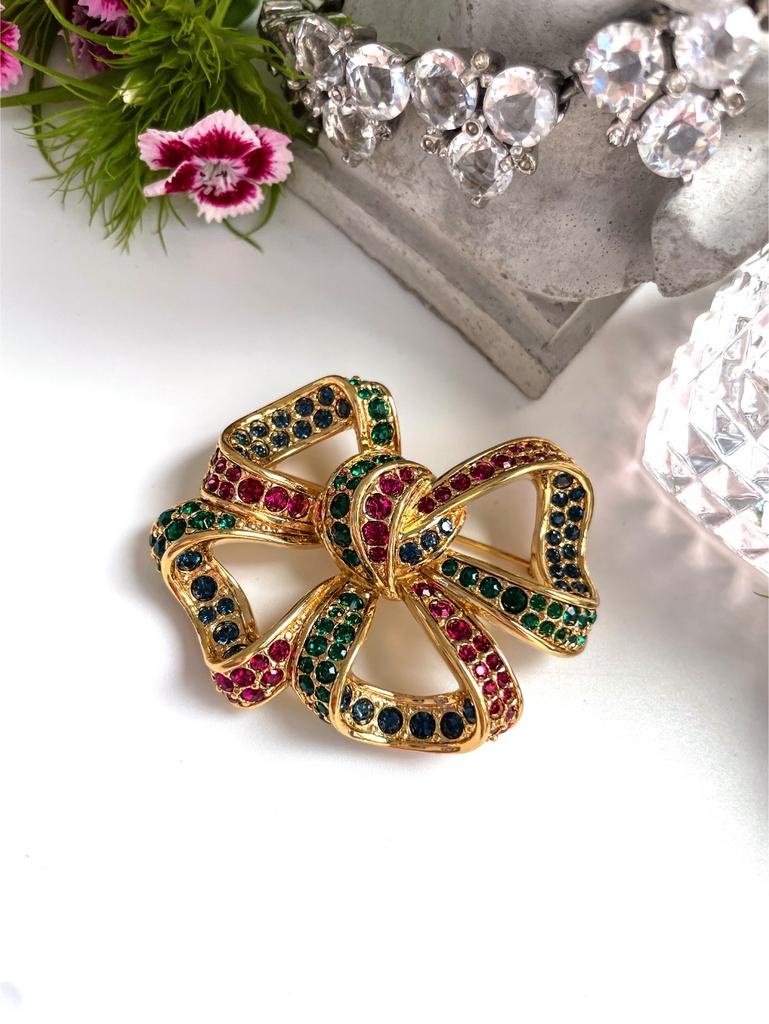 Брошь бант в цветах драгоценных камней
