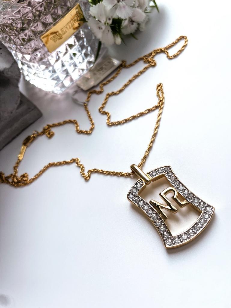 Кулон на цепи в форме изогнутого прямоугольника