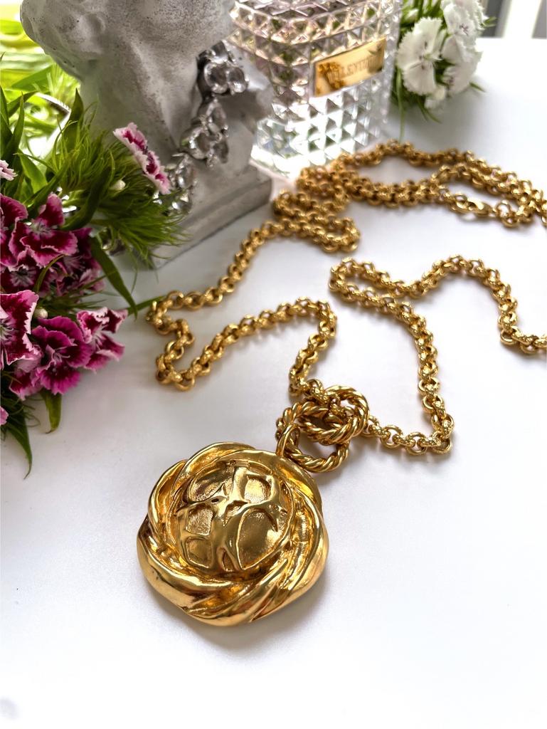 Кулон роза на длинной золотистого цвета цепи