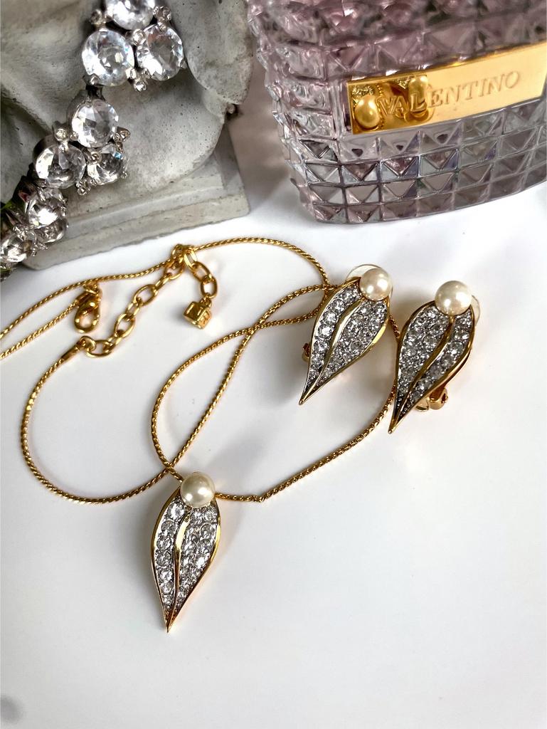 Сет с жемчужинами и лепестками