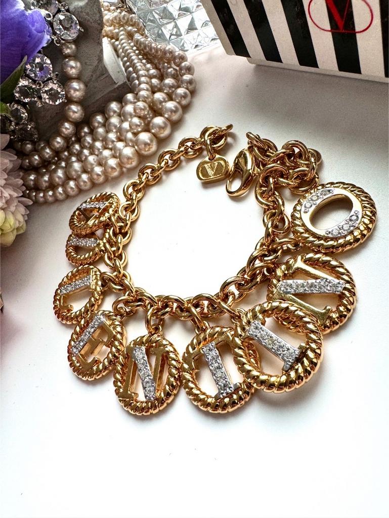 Браслет из подвесок в виде букв бренда