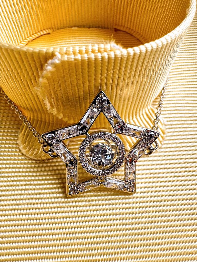 Браслет в форме звезды с подвижной вставкой