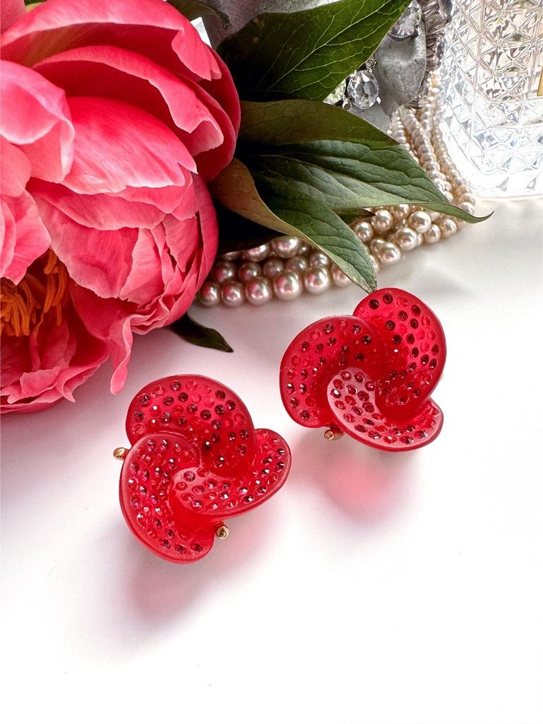 Клипсы в виде красных тропических цветов со стразами