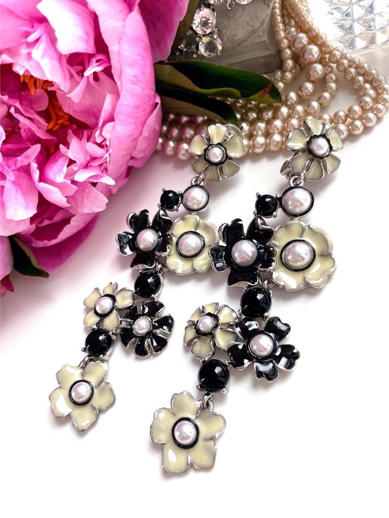 Черно белые клипсы в виде цветов с жемчугом