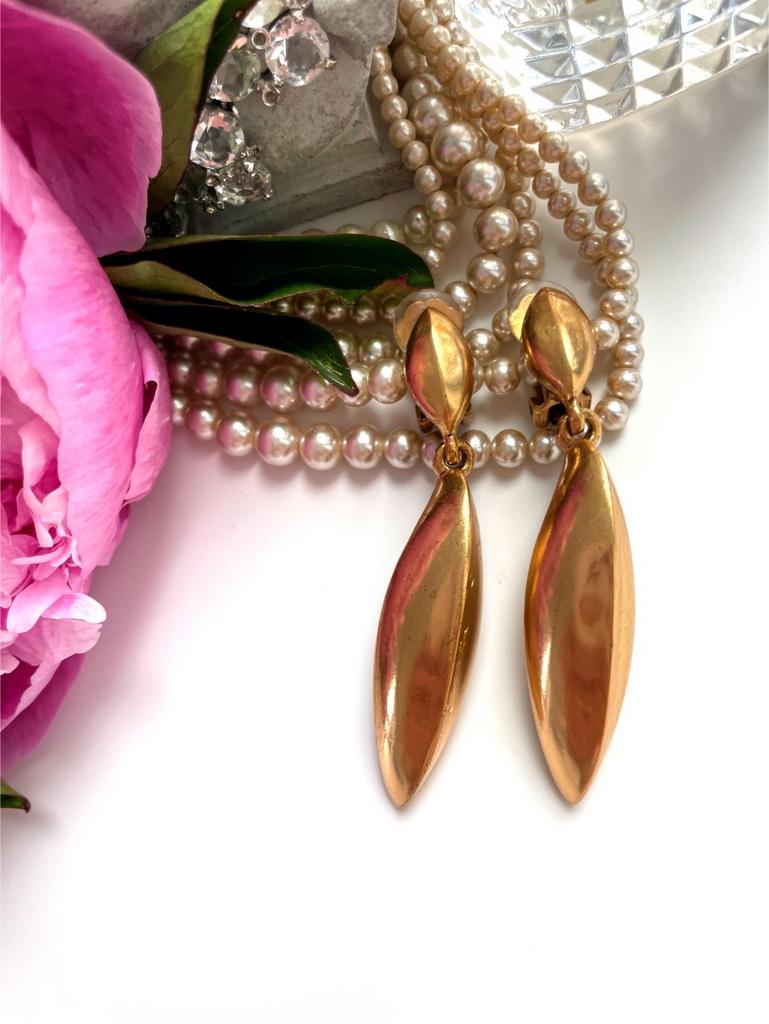 Лаконичные матовые клипсы золотого цвета