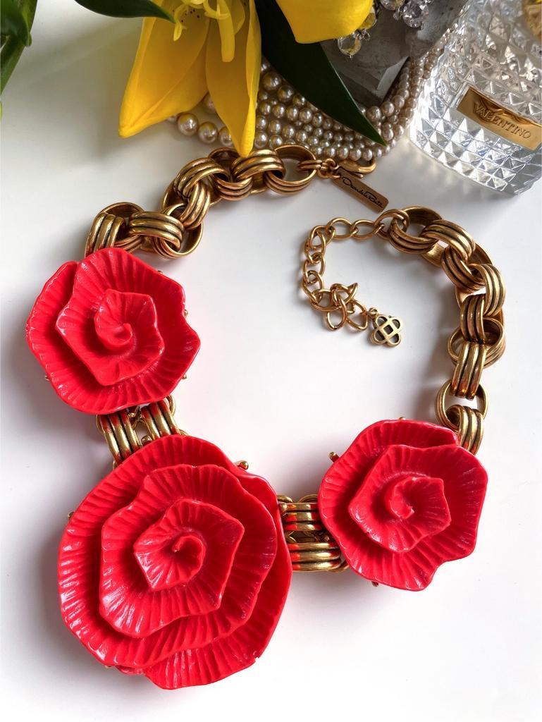 Колье с крупными алыми розами