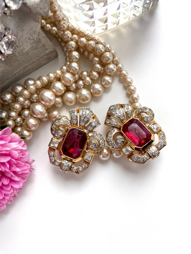 Клипсы с вставкой рубинового цвета