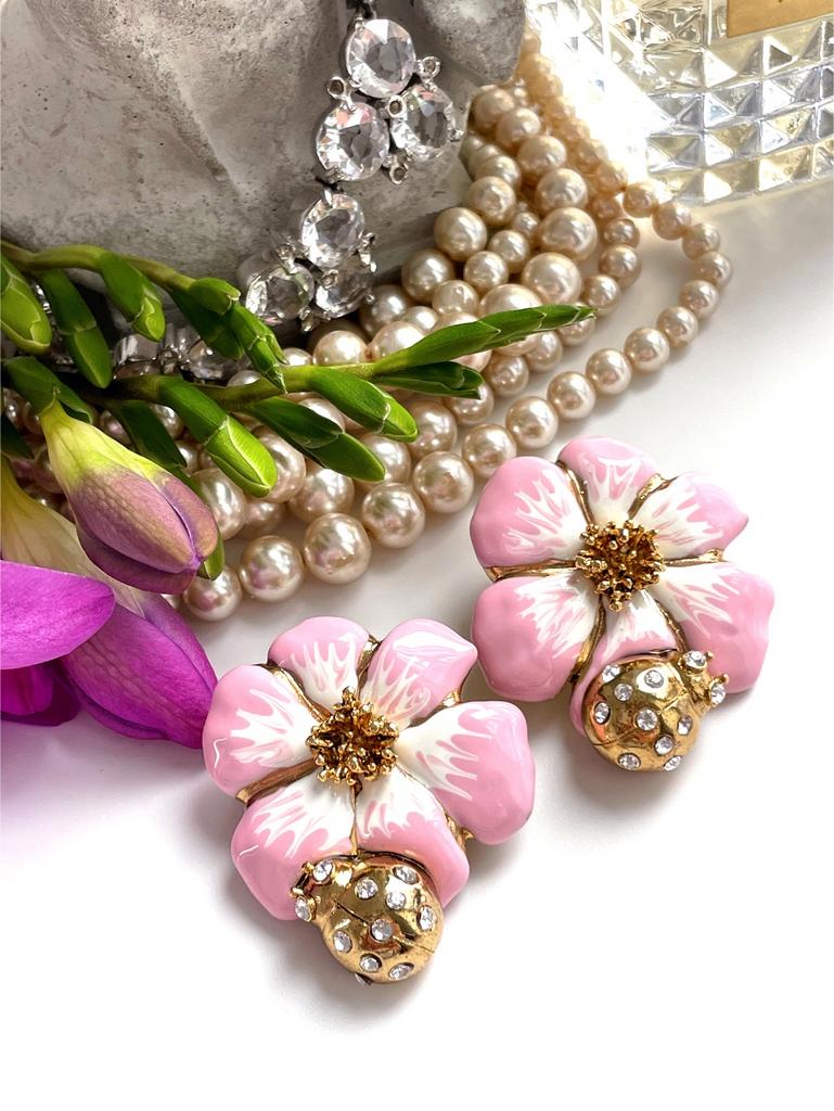 Серьги розовые цветы с золотистыми божьими коровками